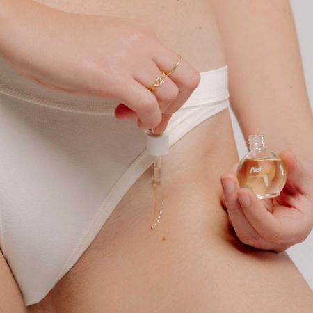 Fler kvapky proti zarastaniu chĺpkov a podráždeniu Hoily Drops s peelingovou rukavicou, 14 ml