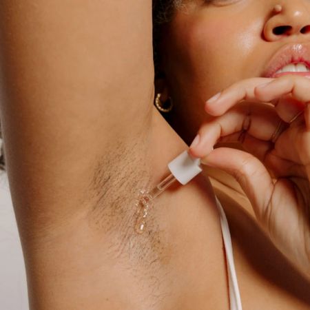 Fler kvapky proti zarastaniu chĺpkov a podráždeniu Hoily Drops s peelingovou rukavicou, 14 ml