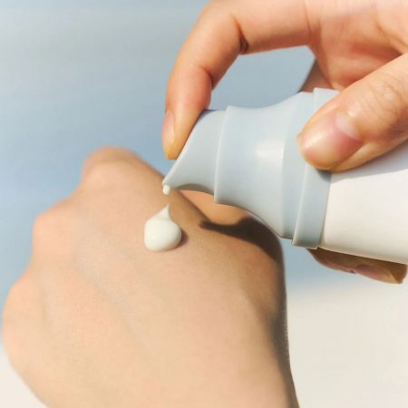 Skin1004 ochranný hydratačný krém na tvár so SPF 50+ Madagascar Centella Hyalu-Cica Water-Fit Sun Serum, 50ml