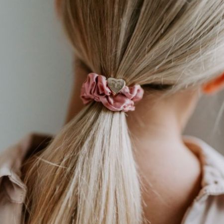 ByEloise gumička do vlasov Gold Heart Silk Scrunchie Champagne Pink