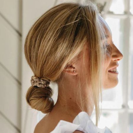 ByEloise gumička do vlasov Gold Heart Silk Scrunchie Sand