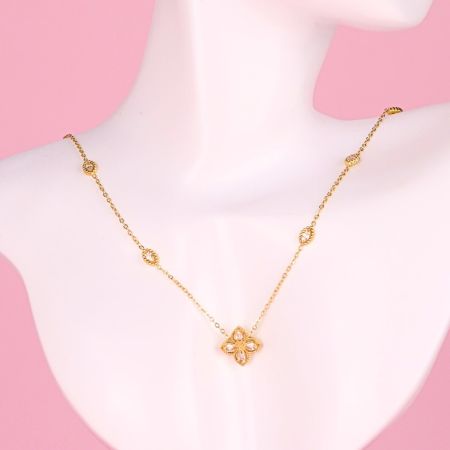 Náhrdelník so štvorlístkom a kamienkami Stainless Steel - zlatý