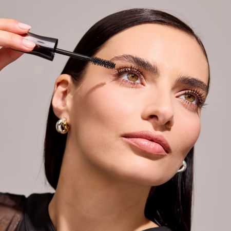 Deborah Milano riasenka pre maximálny objem rias s ceramidmi, Extra Black, 12ml