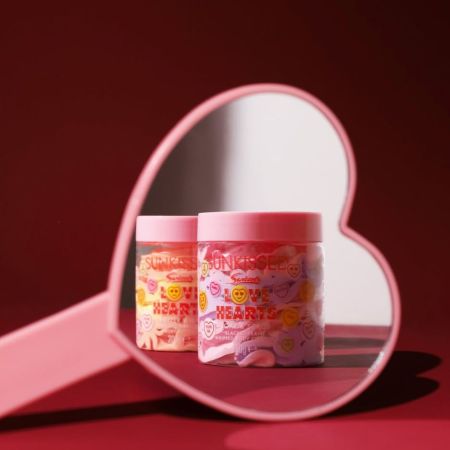 Sunkissed šľahaný telový peeling Soap & Scrub Love Hearts, Blackcurrant , 250g