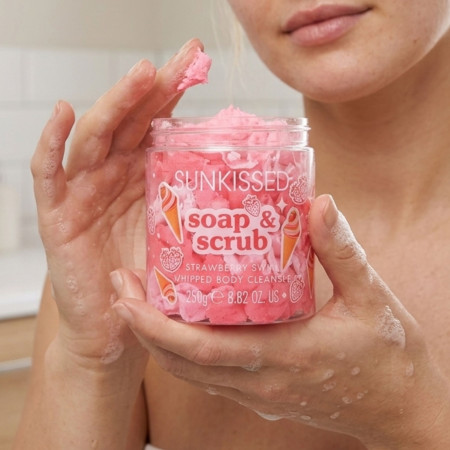 Sunkissed mydlový peeling Soap & Scrub, Strawberry Swirl, 250g